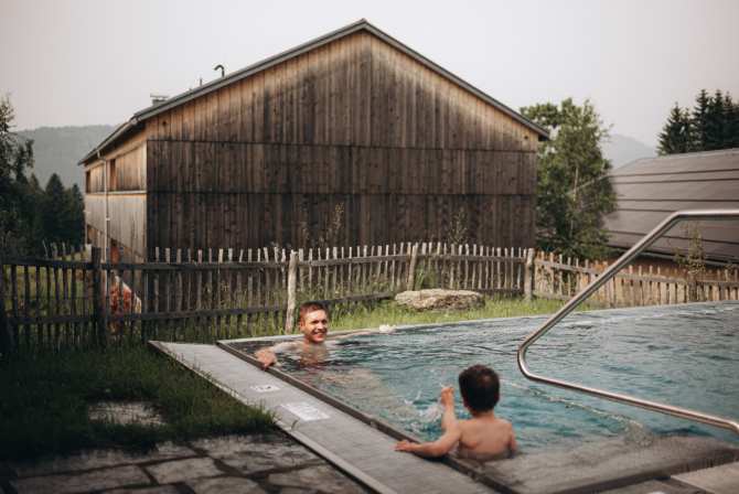 Familienurlaub Hotelpool Herbstwellness